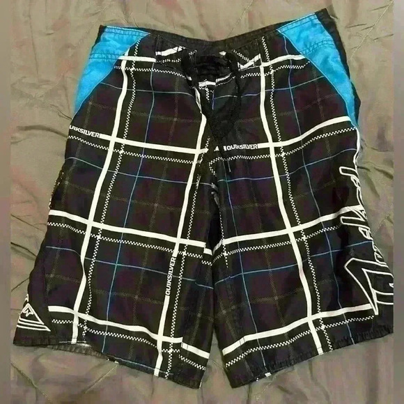 Boys Quicksilver shorts size 26 which works out to a small  black and blue - Picture 1 of 5